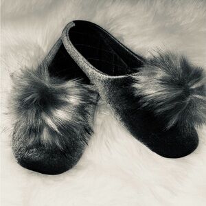 NWT INC Cozy Light Grey Faux Fur Women's Slippers
